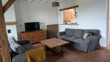 Een televisie en een open haard