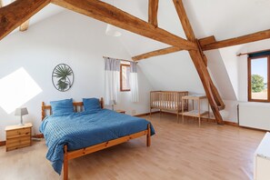 3 slaapkamers, een strijkplank/strijkijzer, wifi, beddengoed