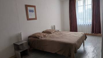 Tabla de planchar con plancha, wifi y ropa de cama