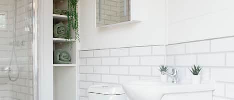 Serviettes fournies, papier toilette