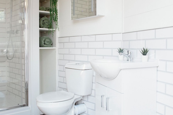 Serviettes fournies, papier toilette
