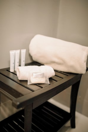 Douche, serviettes fournies, savon, shampoing