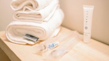 Douche, serviettes fournies, savon, shampooing