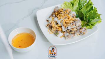 Desayuno con opciones de la cocina local incluido todos los días