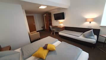 Triple Room | In-room safe, desk, free WiFi