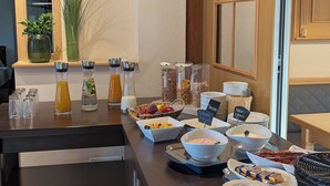 Un buffet de petit-déjeuner proposant une variété d'aliments et de boissons.