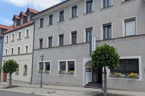 Front of property - Hotel Drei Lilien (Vohenstrauß)