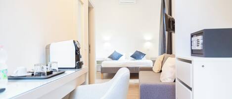 Habitación familiar | Caja de seguridad en la habitación y cortinas blackout