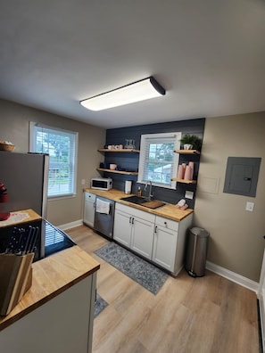 Private kitchen - Cozy, comfy home in Columbus, GA. Close to Ft. Moore! (Columbus)