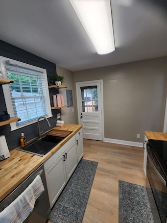 Private kitchen. Cozy, comfy home in Columbus, GA. Close to Ft. Moore!