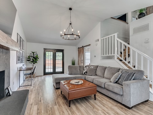 Edmond Bungalow: Cute 2 BR + Bonus Game Room with Futon