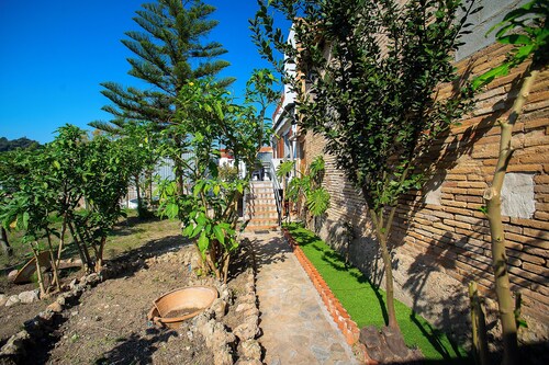 Centrally located house in Benifallet with large garden, ideal for families, friends and pets.