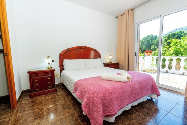 5 bedrooms, iron/ironing board, WiFi, bed sheets