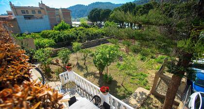 Centrally located house in Benifallet with large garden, ideal for families, friends and pets.