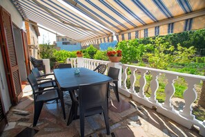 Outdoor dining - Centrally located house in Benifallet with large garden, ideal for families, friends and pets. (Benifallet)