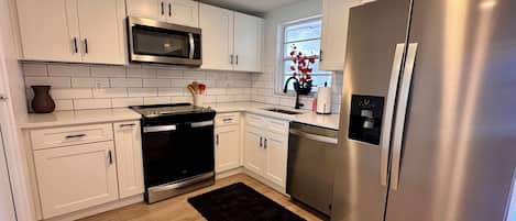 Een microgolfoven, een oven, een kookplaat, een vaatwasser