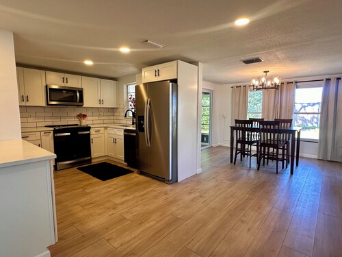 Charming 2-bedroom house in brilliant Port Richey with AC