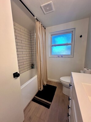タオル、石鹸、シャンプー、トイレットペーパー