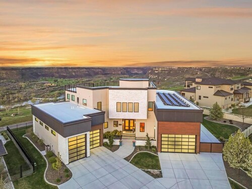 Tranquil and Dramatic house on the Rim of the Snake River Canyon