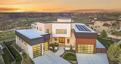 Tranquil and Dramatic house on the Rim of the Snake River Canyon