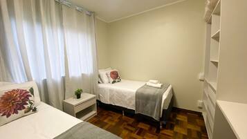 Een bureau, een laptopwerkplek, een strijkplank/strijkijzer, gratis wifi