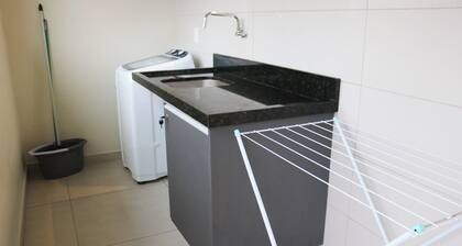 Casa com churrasqueira Ar e 2 quartos