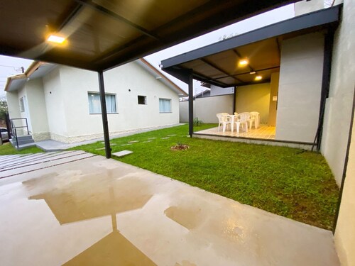 Casa com churrasqueira Ar e 2 quartos