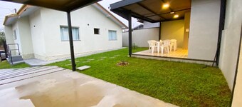 带烧烤架、空调和两间卧室的房子  