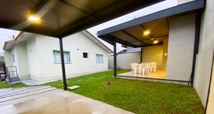 Casa com churrasqueira Ar e 2 quartos