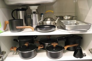 Micro-ondas, cooktop, talheres/pratos/utensílios de cozinha
