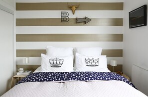 3 bedrooms, desk, travel cot, WiFi - Charming Beachside Cottage| by Furnished Rentals (Auckland)