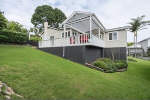 Exterior - Charming Beachside Cottage| by Furnished Rentals (Auckland)