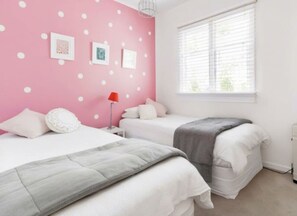 3 Schlafzimmer, Schreibtisch, Bügeleisen/Bügelbrett, Reisekinderbett
