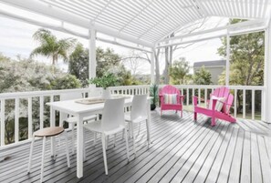 Outdoor dining - Charming Beachside Cottage| by Furnished Rentals (Auckland)
