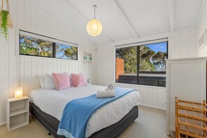 3 bedrooms, iron/ironing board, WiFi, bed sheets