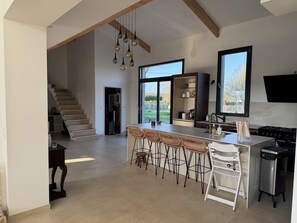 Fridge, oven, dishwasher, coffee/tea maker