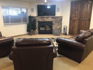 TV, fireplace