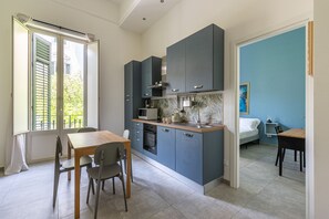 Fridge, microwave, oven, coffee/tea maker