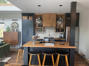 Dining - Stunning views, Luxurious, Peaceful, dog friendly, king beds,fire pit,WIFI,AC,EV (Townshend)