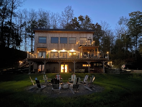 Stunning views, Luxurious, Peaceful, dog friendly, king beds,fire pit,WIFI,AC,EV