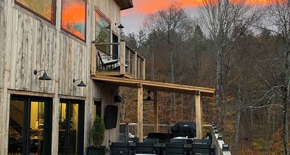 Luxury prop, Stunning views, private setting,pet friendly, fire pit ,WIFI,AC,EV