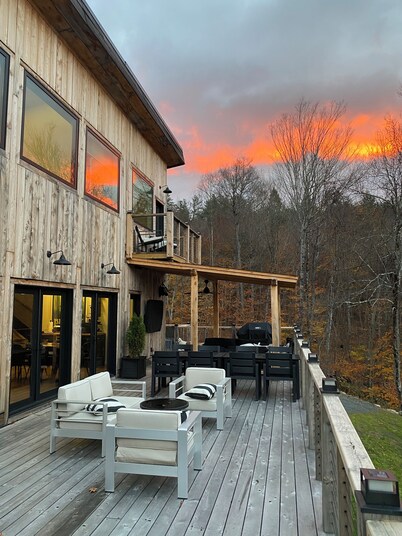 Luxury prop, Stunning views, private setting,pet friendly, fire pit ,WIFI,AC,EV