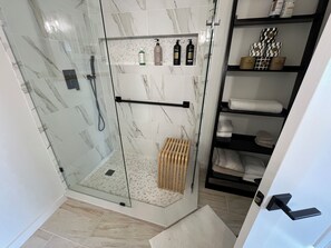 Douche, séchoir à cheveux, serviettes fournies, savon