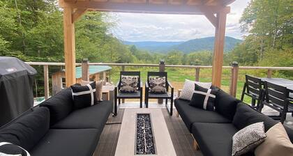 Luxurious, stunning views, private setting, pet friendly, firepit ,EV, WIFI, AC