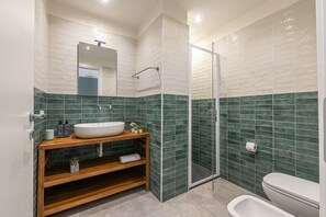 Dusche, Haartrockner, Bidet, Handtücher