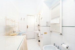 Shower, hair dryer, bidet, towels - Prestige and hospitality (Napoli)