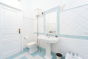 Dusche, Haartrockner, Bidet, Handtücher