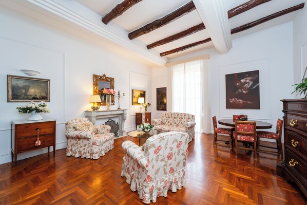 TV - Prestige and hospitality (Napoli)