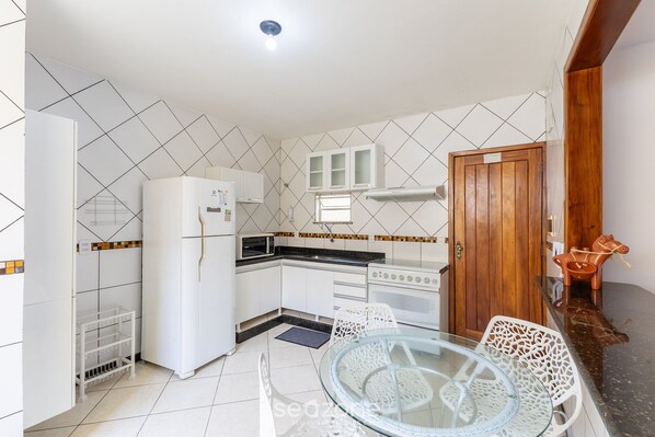 Basic Apartment | Private kitchen