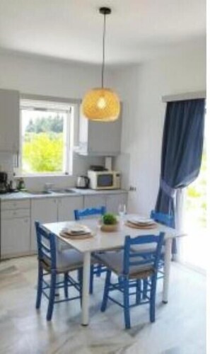 Dining - Antissa House is a stylish 50 m² self-catering apartment, fully equipped. (Mitilini)